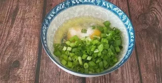 筷子|早餐饼的新吃法，不揉面不擀面，筷子一搅，比包子油条好吃，真香