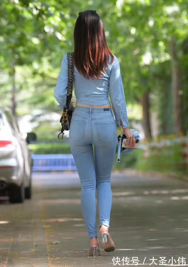 包包 美女街拍:牛仔两件套经典秋季搭配,时尚优雅干练利落,微胖身材也能穿