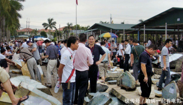 我国边境一珠宝市场：玉石简直白菜价，一百块能买一堆