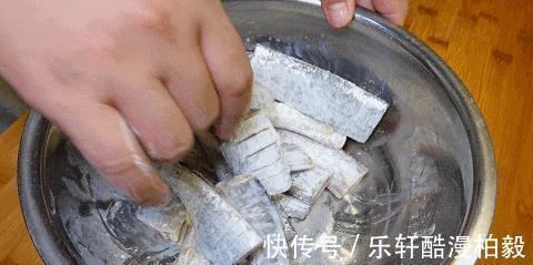 在家做糖醋带鱼，想要好吃有技巧，鱼肉入味无腥味，上桌就光盘