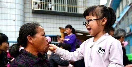 孩子|养娃十年,孩子却和奶奶更亲?宝宝的“排序准则”好多家长弄错了