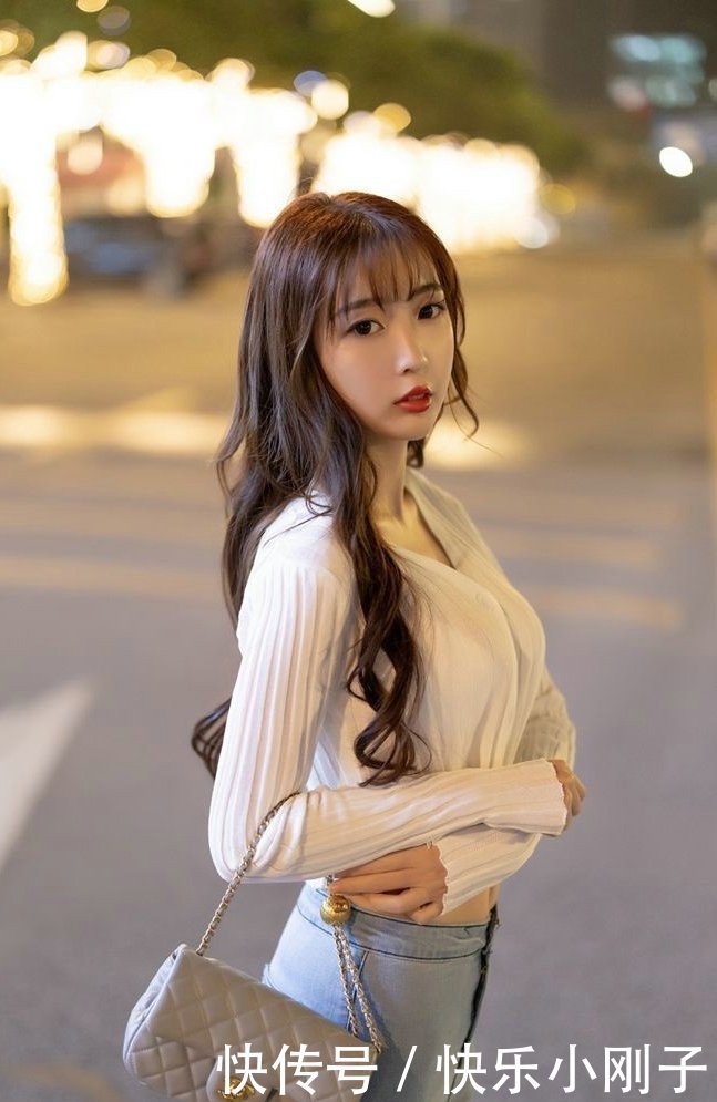 上衣|白色针织上衣搭配牛仔裤,百搭又显瘦,相信没有一个妹纸能拒绝