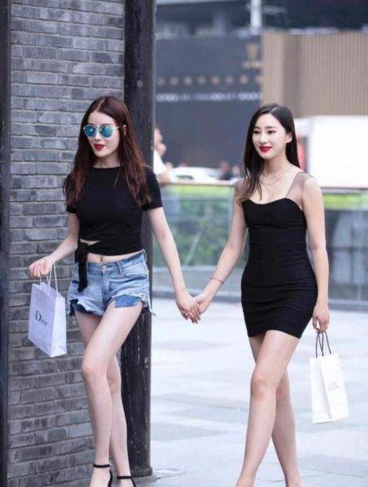 街拍身材苗条的美女,一身休闲的穿搭,秀气又端庄