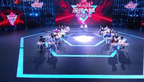 关睿怡指出了选手敢怒不敢言的问题，薛兆丰却当场甩锅，太尴尬了