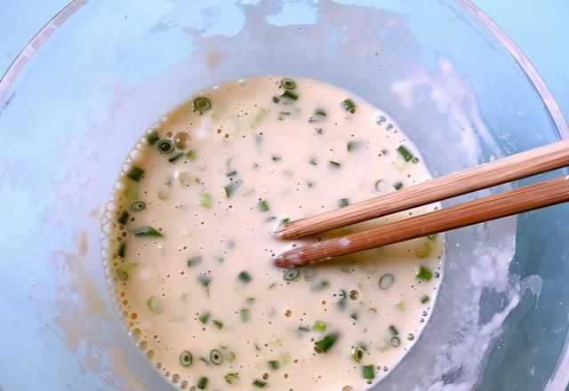鸡蛋饼|冷天我家常吃的早餐饼,全程手不沾面,饼柔软葱香味浓郁,孩子爱