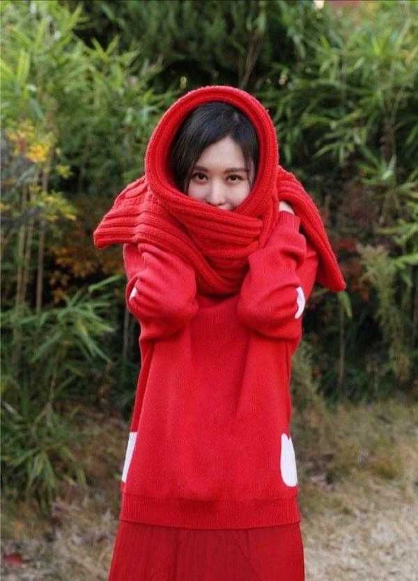 王石39岁娇妻太会穿，红色波点毛衣配半身裙清纯减龄，让人心动