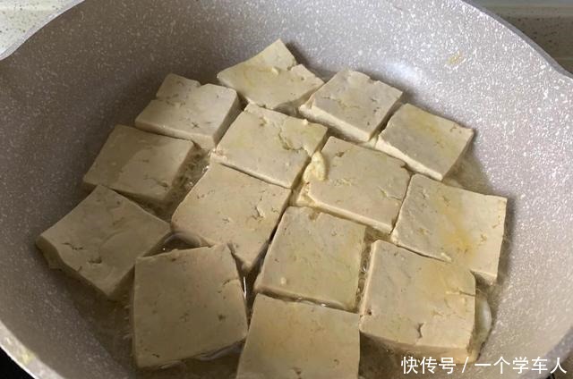 白菜炖豆腐，有人先炒白菜，有人先炒豆腐，都不对！这样做才入味
