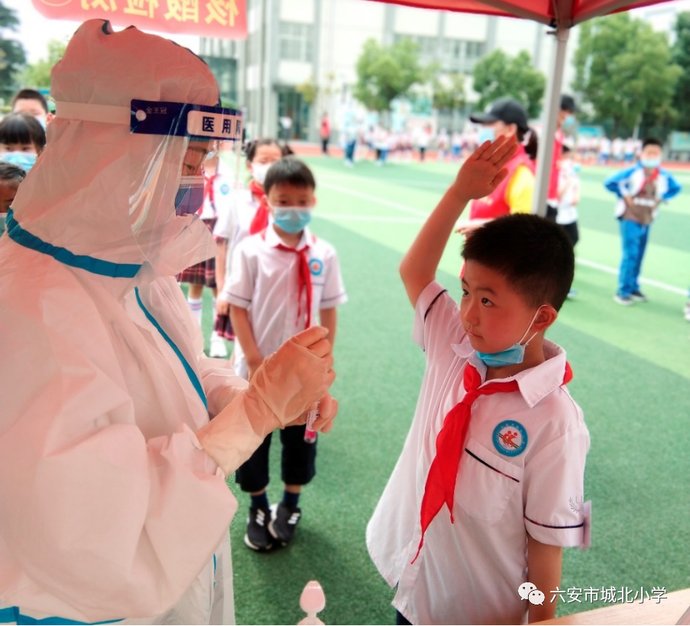 党员|红领巾致敬白衣天使 党员先锋助力校园疫情防控——六安市城北小学三校区第三轮核酸检测侧记