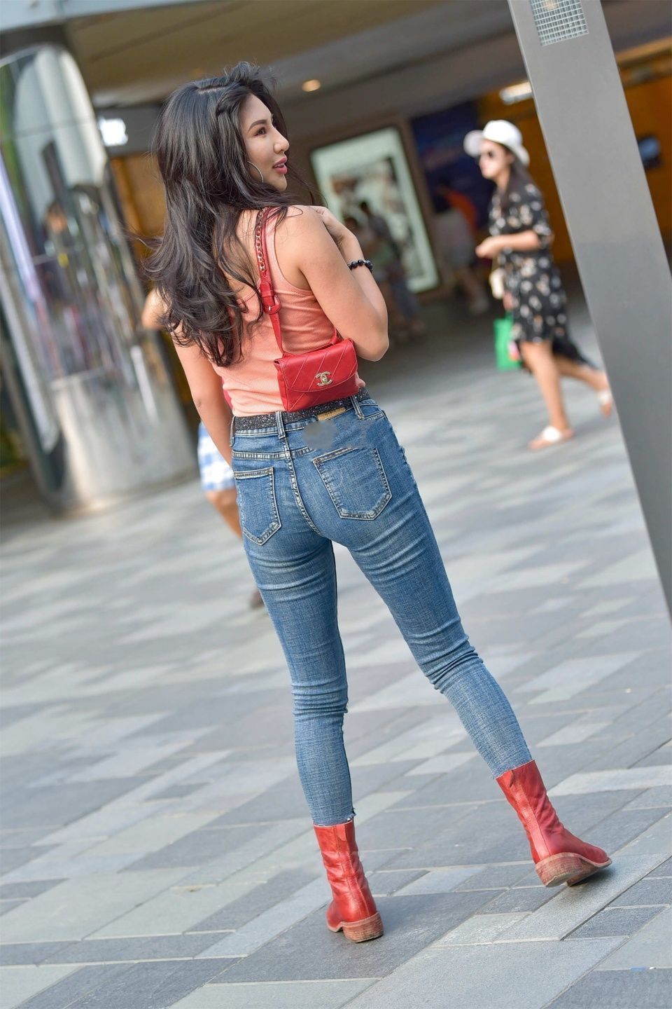 休闲 淡橘色上衣阳光热情,配合牛仔裤,展现别致街头休闲范儿