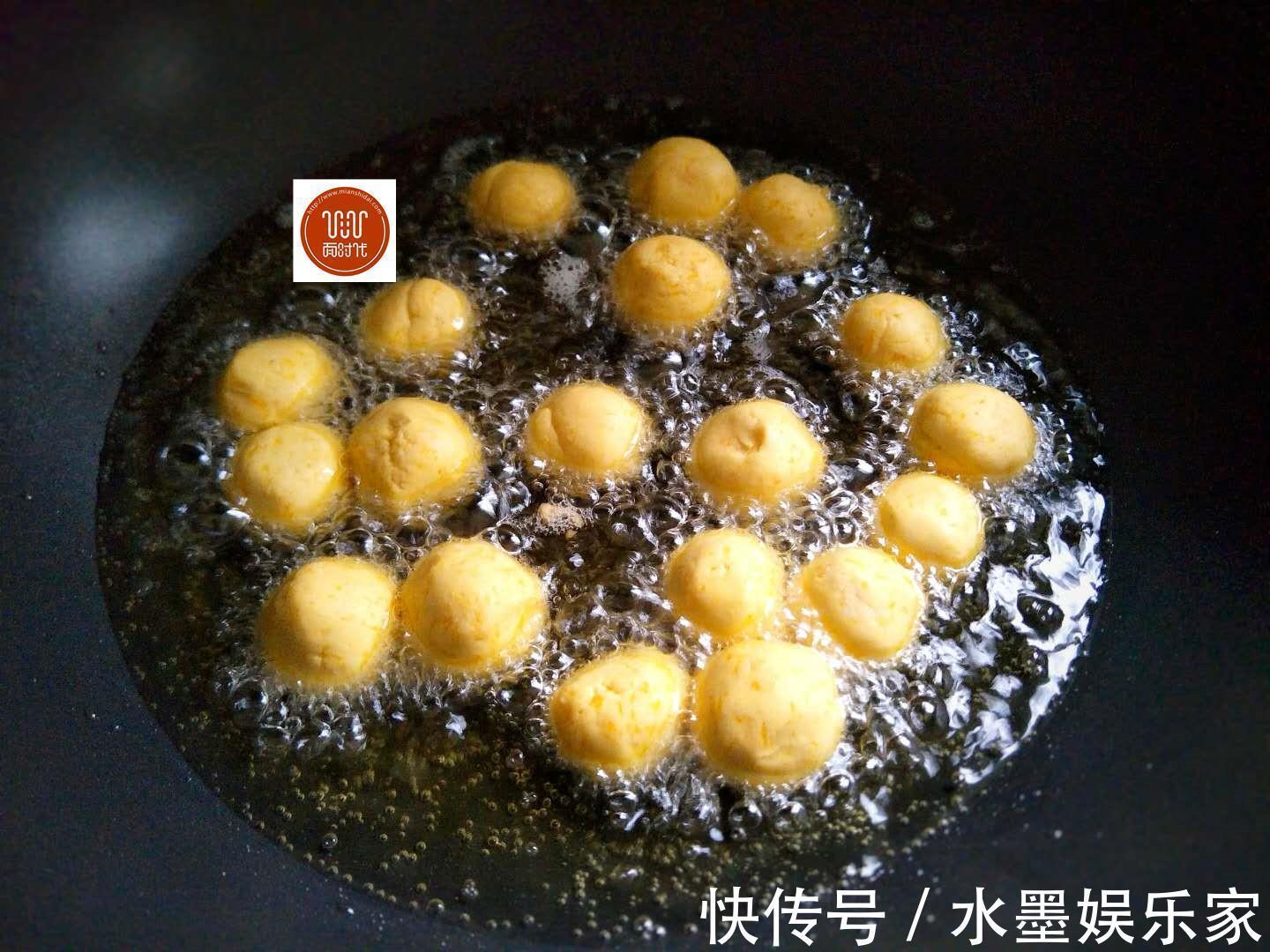南瓜不要煮粥喝了,教你个新吃法,做出来比鸡米花都好吃!