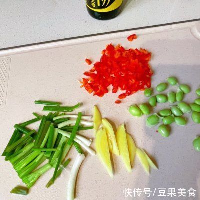 夏日|两块钱搞定一道家常美食#夏日开胃餐#清蒸鲫鱼鲜红汁