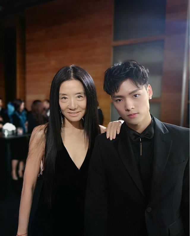 搭配|72岁王薇薇和36岁男友同框,长发飘逸颜值在线,黄色吊带裙吸睛