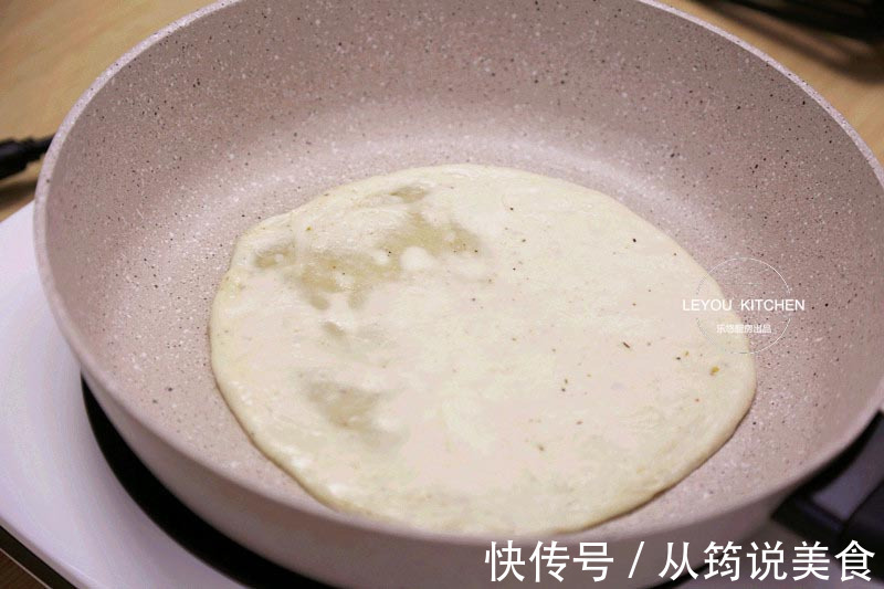 烙饼干硬那是方法不对,试试这种,用凉水和面,照样软软的