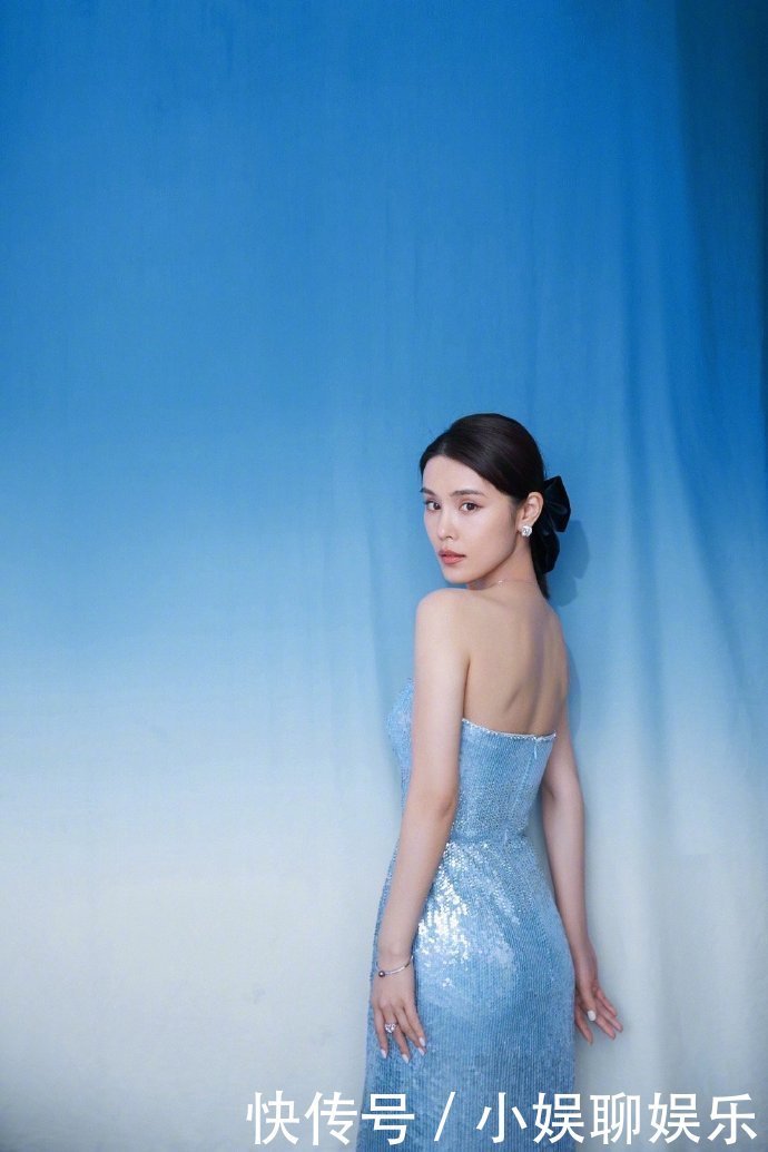 纤腰|韩丹桐一袭冰蓝流光抹胸裙,冰蓝璀璨的裙摆配以蝴蝶结发饰,加上美背纤腰漂亮肩颈