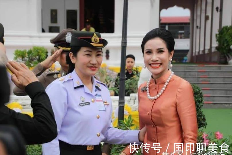 诗妮娜贵妃|35岁诗妮娜诚心礼佛,光着脚匍匐跪拜,“纤纤玉足”太抢镜了