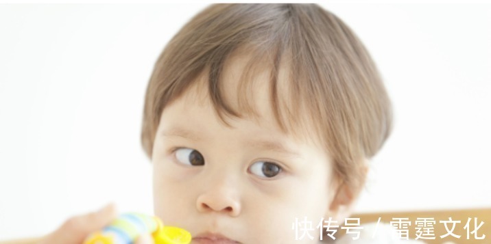奶瓶|宝宝六个月大就要告别奶瓶,再使用弊端多多,家长应该注意了