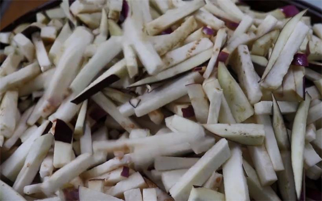 晾干|教你在家腌茄子,一次买10斤茄子腌制起来,放一年不怕坏