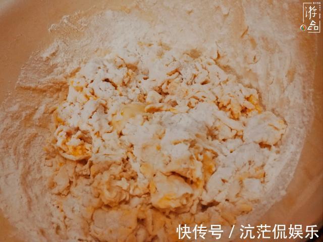 面粉|在家炸油条详细解析提前一天用温牛奶和面,下锅前必须使劲拉扯