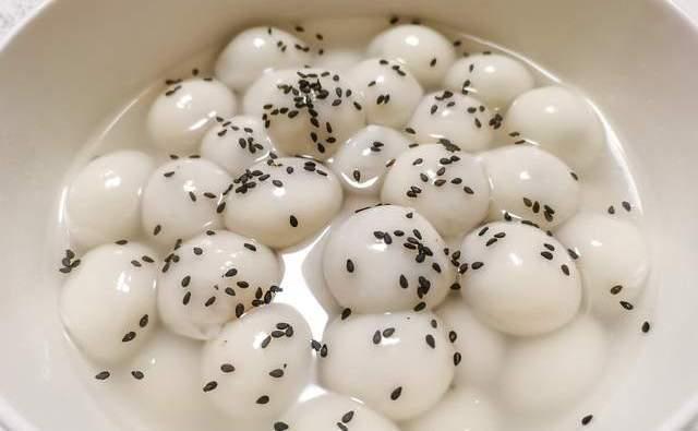 煮汤圆不要再水开下锅了，牢记3个重要技巧，汤圆个个软糯不破皮