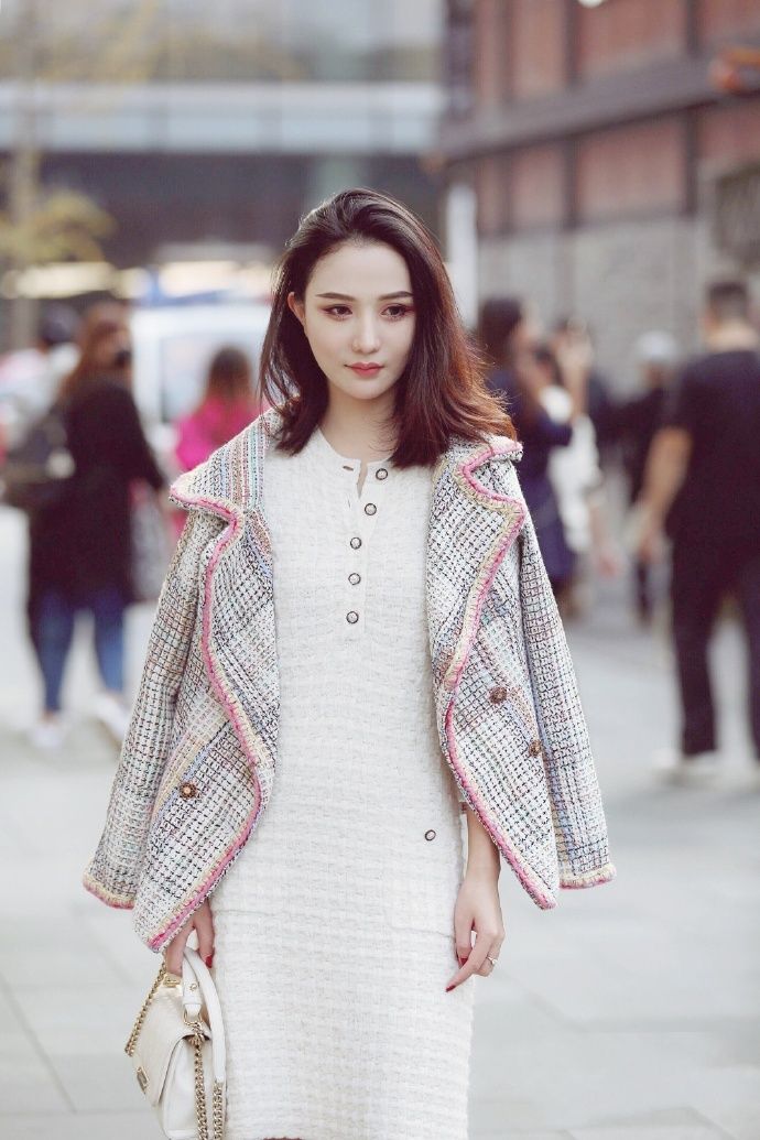 小姐姐穿一身名牌,气质出众,一般人养不起!