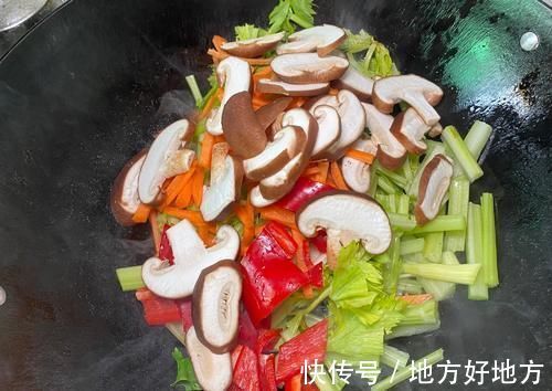 芹菜|素炒芹炒没味道?加入这个食材,不用肉不加调料,好吃到舔盘子