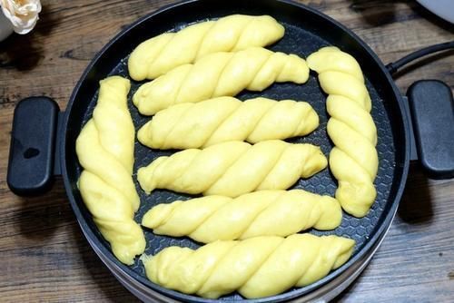 玉米面做面食不用蒸,松软细腻底部焦脆,比蒸的香,全家都爱吃