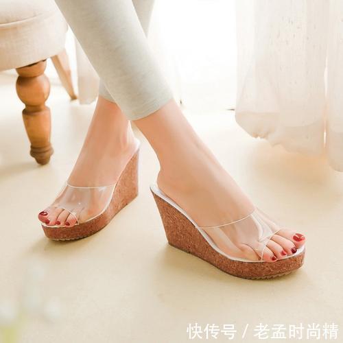 盛夏|盛夏已至,透明高跟鞋登场,透明鞋身拉长腿部线条,更显女性魅力