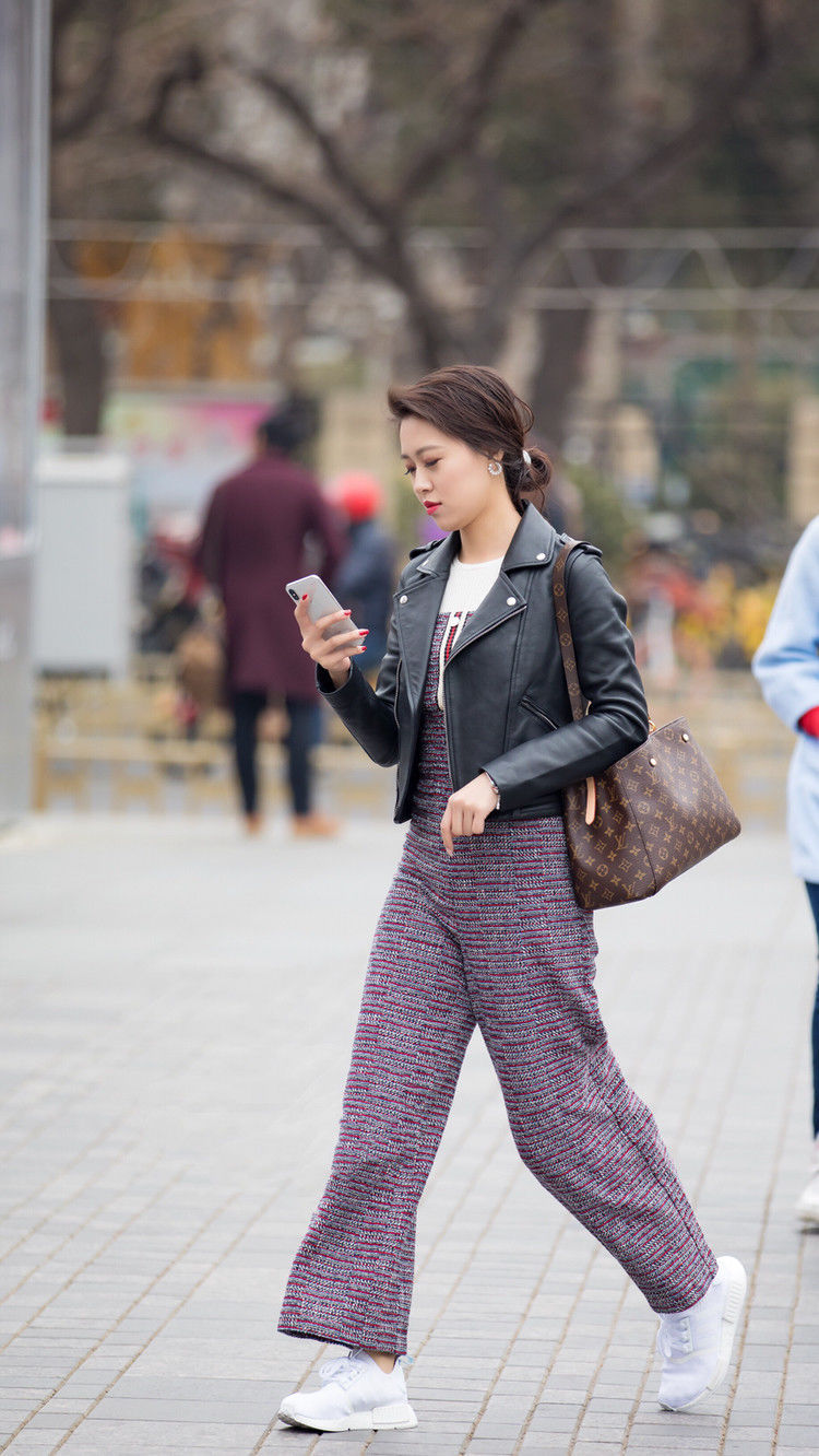  优雅|街拍：时髦又前卫的小姐姐，黑色长款连衣裙更显成熟优雅