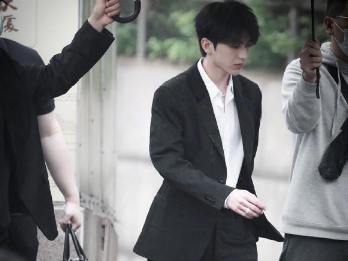 奔跑吧9发布会黄旭熙白衬衣有少年感,蔡徐坤的西装却如同霸总