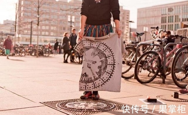 瞬间|女孩将T恤贴在井盖上,大家没懂!直到衣服拿起瞬间,都抢着买!