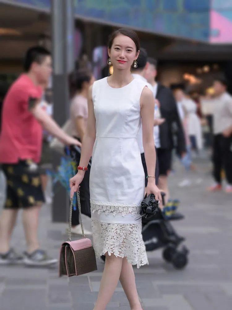 小姐姐|时尚：短款上衣，搭配花边牛仔裙，清爽简约的同时又显可爱气质