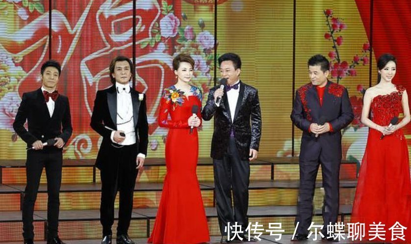 越跳越美丽|美女主持穿衣失误,少穿一件衣服,同台张国立硬是60分钟没转头!