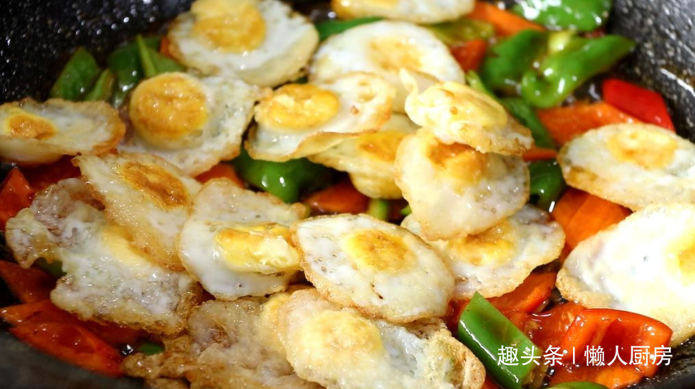 鹌鹑蛋别只会卤着吃，教你一种新做法，配上青红椒炒着吃