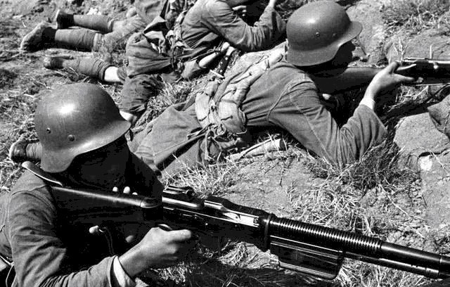 八宝山|抗战打满全场的国军虎将，获得美国颁发的勋章，死后葬入八宝山