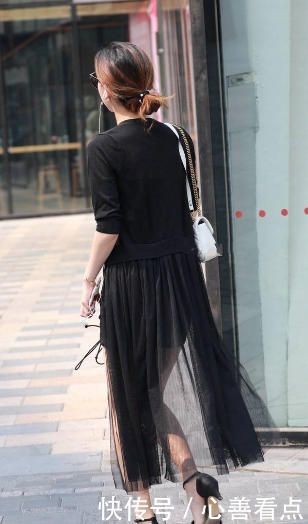 美丽|街拍,美丽辣妈衣着时尚,黑色短裙大秀美腿走路带风