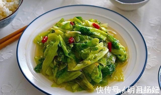 回家给老两口做午餐,虽然简单但营养美味,一家人吃饭就是香