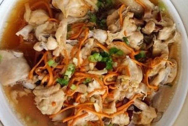 零厨艺的虫草花蒸鸡，鸡肉鲜香嫩滑多汁，营养滋补，老人小孩都可