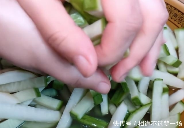 无水无油|腌萝卜条的家常做法,简单易学,酸甜口味,超级下饭