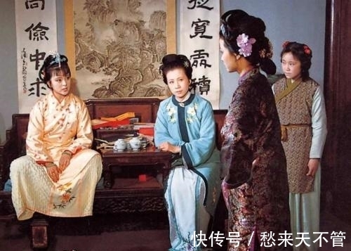 王夫人!红楼梦中养育了探春和贾环的赵姨娘,为何在贾府生活得那么委屈?