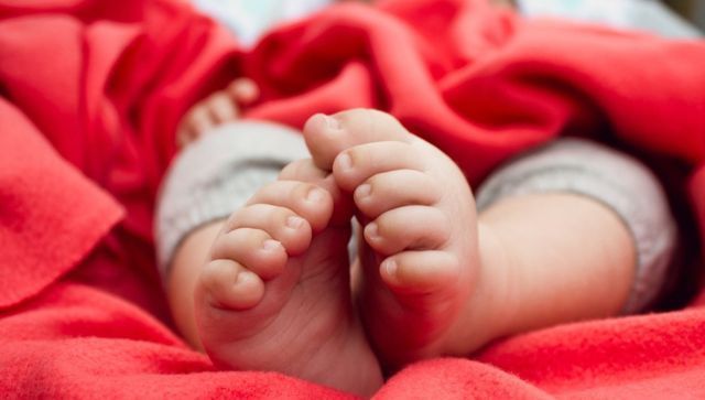 夏季|夏季宝宝该不该穿袜子?担心宝宝脚下生寒气,家长不妨这样做