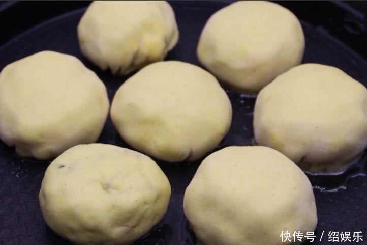 半颗白菜加1碗玉米面,锅内煎一煎,10分钟出锅,营养又好吃