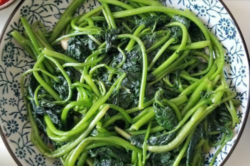 炒红薯叶,有人直接炒,有人先焯水,牢记1窍门,香嫩爽脆不发黑