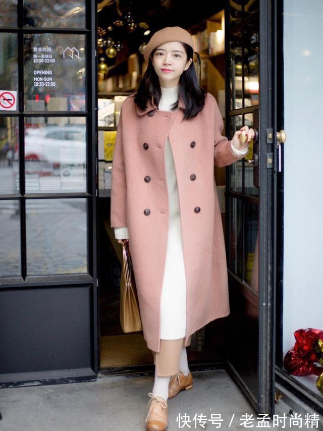 冬天|冬天穿“长大衣+连衣裙”,优雅高级,这才是中年女人该有的打扮