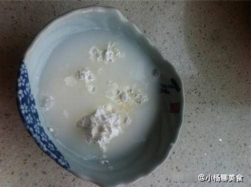 早餐|玉米别只会煮着吃，加上淀粉锅里一放，5分钟搞定全家早餐