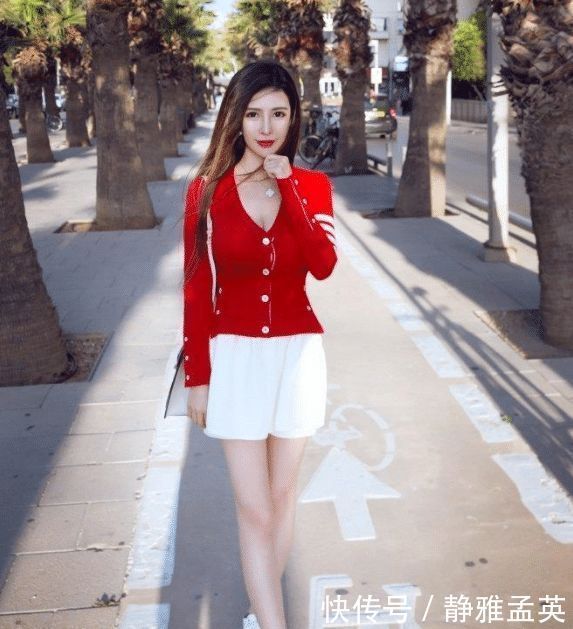 牛仔|街拍：边走边打电话的美女，纱衫搭配牛仔半裙，完美秀气