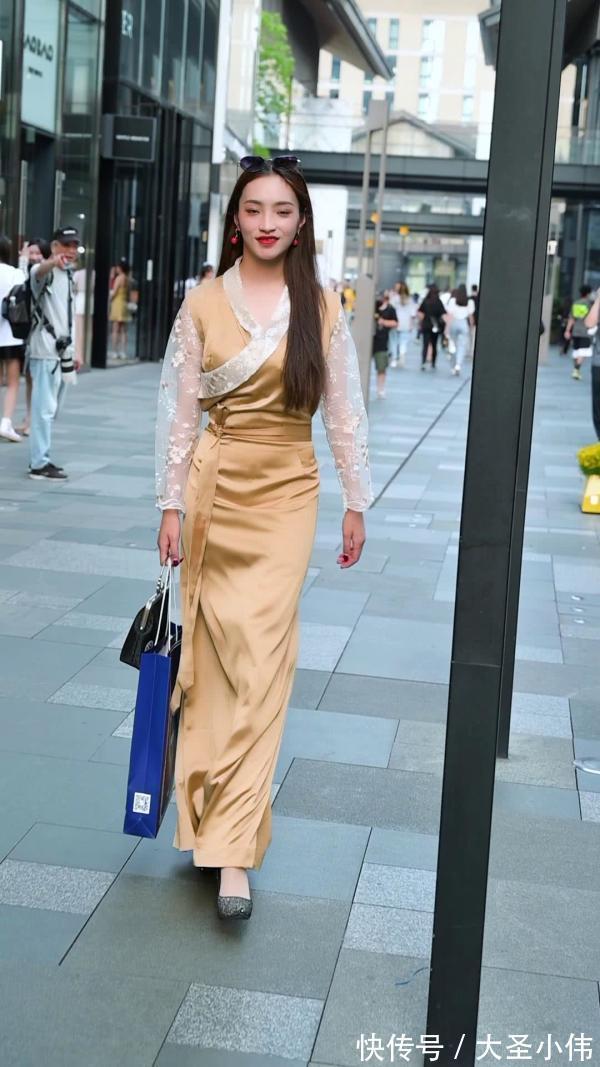 民族服饰|美女街拍:高挑的小姐姐,身着改良民族服装,兼具情怀和时尚