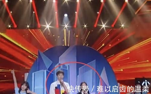 赵露思和徐开骋亮相《快乐大本营》，两人同台合唱，赵露思好娇小