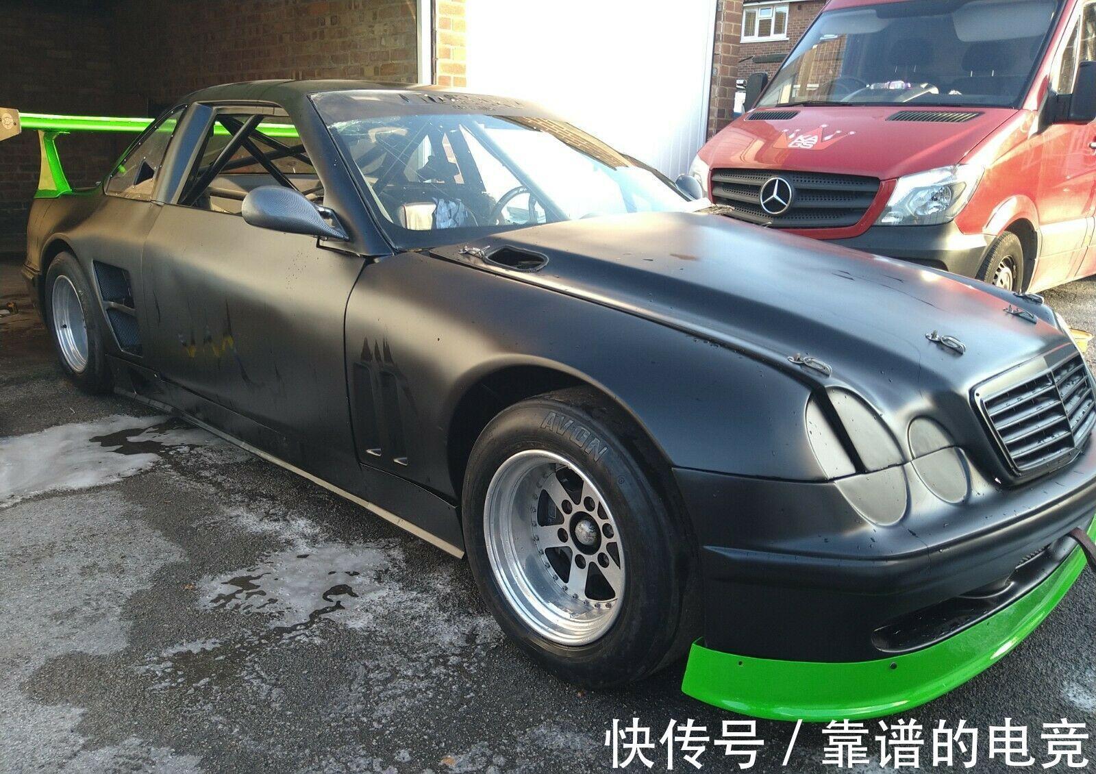 采用福特V8发动机,伪装成奔驰参与赛车运动