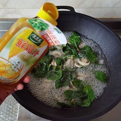  菠菜蘑菇肉丸汤