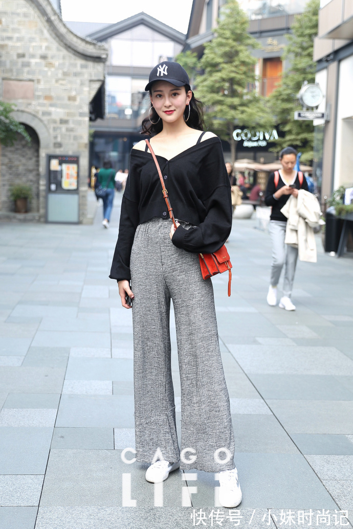 衬衫搭配|成都街拍,黑色长袖衬衫搭配橘色长裙,简约有型又有范!